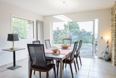 Villa d’exception à Gordes, alliant charme provençal et architecture contemporaine