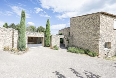 Villa d’exception à Gordes, alliant charme provençal et architecture contemporaine