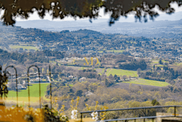 Propriété d’exception suspendue entre ciel et terre – Saignon, Provence