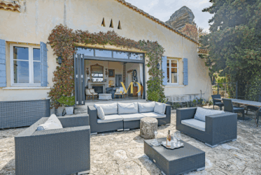 Propriété d’exception suspendue entre ciel et terre – Saignon, Provence