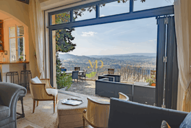 Propriété d’exception suspendue entre ciel et terre – Saignon, Provence