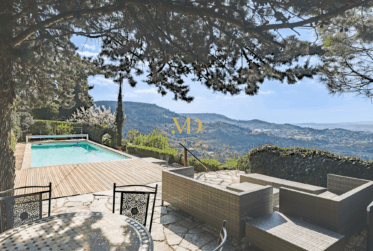 Propriété d’exception suspendue entre ciel et terre – Saignon, Provence