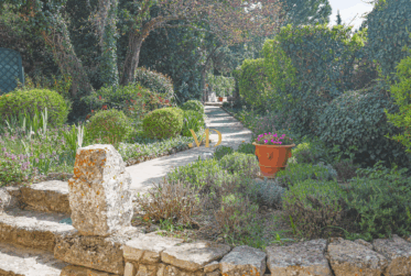 Propriété d’exception suspendue entre ciel et terre – Saignon, Provence