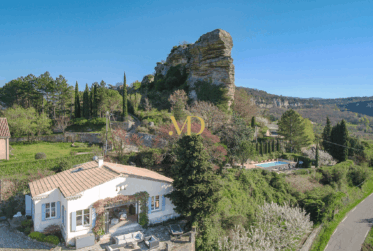Propriété d’exception suspendue entre ciel et terre – Saignon, Provence