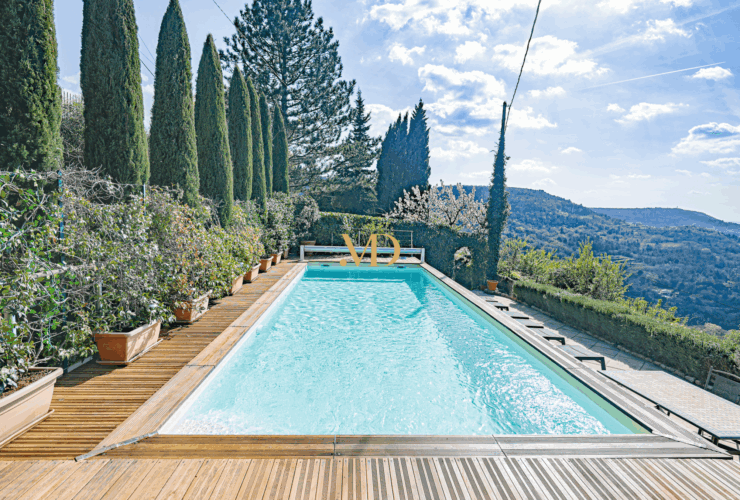Propriété d’exception suspendue entre ciel et terre – Saignon, Provence
