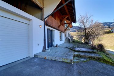 Magnifique maison contiguë de 5,5 pièces dans un domaine agricole