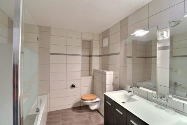 Magnifique maison contiguë de 5,5 pièces dans un domaine agricole