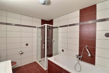 Magnifique maison contiguë de 5,5 pièces dans un domaine agricole