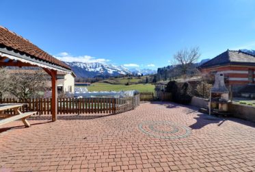 Magnifique maison contiguë de 5,5 pièces dans un domaine agricole