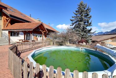 Magnifique maison contiguë de 5,5 pièces dans un domaine agricole