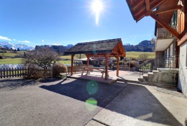 Magnifique maison contiguë de 5,5 pièces dans un domaine agricole