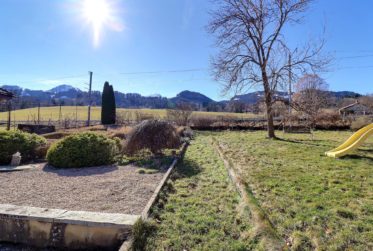 Magnifique maison contiguë de 5,5 pièces dans un domaine agricole