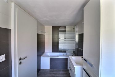 Charmant appartement de 2,5 pièces avec vue exceptionnelle dans maison de 4 habitations