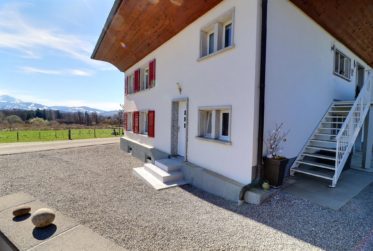 Charmant appartement de 2,5 pièces avec vue exceptionnelle dans maison de 4 habitations