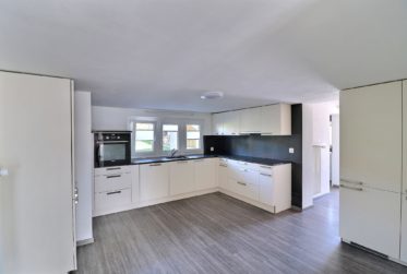 Charmant appartement de 2,5 pièces avec vue exceptionnelle dans maison de 4 habitations