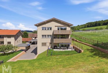 Appartement en attique de 4.5 pièces avec vue panoramique sur la campagne sans vis-à-vis !