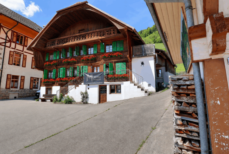 Authentique maison gruérienne avec vue sur les montagnes
