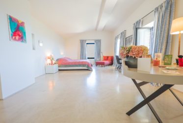 Un lieu d’exception, où la nature, l’architecture et le confort moderne s’unissent pour créer une propriété unique !