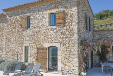 Un lieu d’exception, où la nature, l’architecture et le confort moderne s’unissent pour créer une propriété unique !