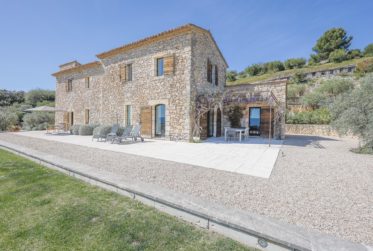Un lieu d’exception, où la nature, l’architecture et le confort moderne s’unissent pour créer une propriété unique !
