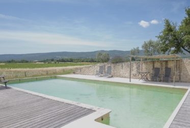 MAGNIFIQUE BASTIDE EN PIERRE AVEC VUES PANORAMIQUES ET PISCINE CHAUFFÉE À proximité de Roussillon – Au cœur du Luberon