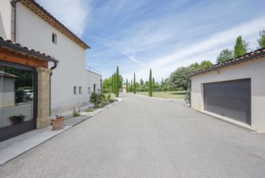 PROPRIÉTÉ CONTEMPORAINE D'EXCEPTION AVEC VUES PANORAMIQUES Au cœur du Luberon, à quelques minutes de Roussillon