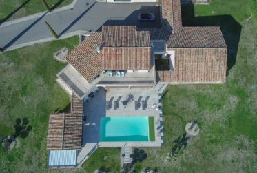 PROPRIÉTÉ CONTEMPORAINE D'EXCEPTION AVEC VUES PANORAMIQUES Au cœur du Luberon, à quelques minutes de Roussillon