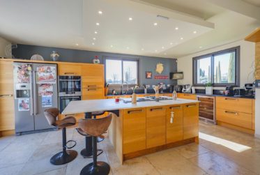 PROPRIÉTÉ CONTEMPORAINE D'EXCEPTION AVEC VUES PANORAMIQUES Au cœur du Luberon, à quelques minutes de Roussillon