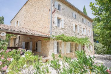 MAGNIFIQUE BASTIDE EN PIERRE AVEC VUES PANORAMIQUES ET PISCINE CHAUFFÉE À proximité de Roussillon – Au cœur du Luberon