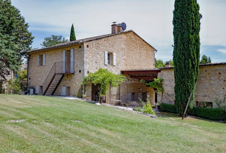 MAGNIFIQUE BASTIDE EN PIERRE AVEC VUES PANORAMIQUES ET PISCINE CHAUFFÉE À proximité de Roussillon – Au cœur du Luberon