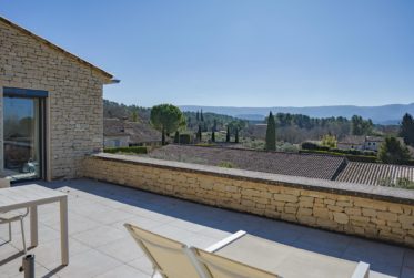 MAGNIFIQUE PROPRIÉTÉ CONTEMPORAINE AVEC PISCINE CHAUFFÉE