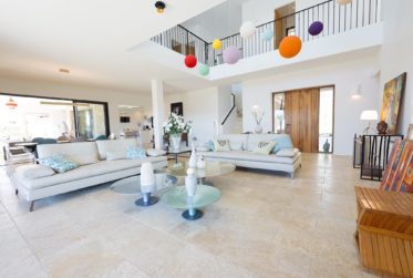 MAGNIFIQUE PROPRIÉTÉ CONTEMPORAINE AVEC PISCINE CHAUFFÉE