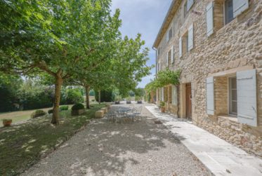 MAGNIFIQUE BASTIDE EN PIERRE AVEC VUES PANORAMIQUES ET PISCINE CHAUFFÉE À proximité de Roussillon – Au cœur du Luberon