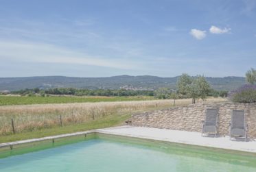 MAGNIFIQUE BASTIDE EN PIERRE AVEC VUES PANORAMIQUES ET PISCINE CHAUFFÉE À proximité de Roussillon – Au cœur du Luberon