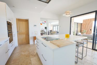 MAGNIFIQUE PROPRIÉTÉ CONTEMPORAINE AVEC PISCINE CHAUFFÉE