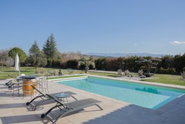 PROPRIÉTÉ CONTEMPORAINE D'EXCEPTION AVEC VUES PANORAMIQUES Au cœur du Luberon, à quelques minutes de Roussillon