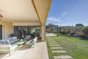 MAGNIFIQUE PROPRIÉTÉ CONTEMPORAINE AVEC PISCINE CHAUFFÉE