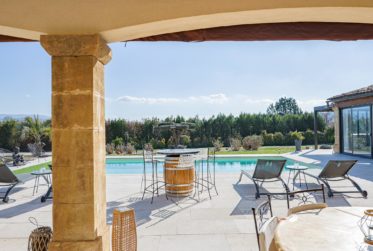 PROPRIÉTÉ CONTEMPORAINE D'EXCEPTION AVEC VUES PANORAMIQUES Au cœur du Luberon, à quelques minutes de Roussillon