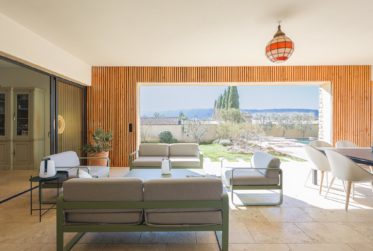 MAGNIFIQUE PROPRIÉTÉ CONTEMPORAINE AVEC PISCINE CHAUFFÉE