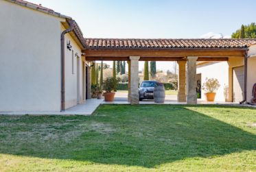 PROPRIÉTÉ CONTEMPORAINE D'EXCEPTION AVEC VUES PANORAMIQUES Au cœur du Luberon, à quelques minutes de Roussillon