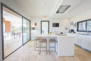 MAGNIFIQUE PROPRIÉTÉ CONTEMPORAINE AVEC PISCINE CHAUFFÉE