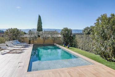 MAGNIFIQUE PROPRIÉTÉ CONTEMPORAINE AVEC PISCINE CHAUFFÉE