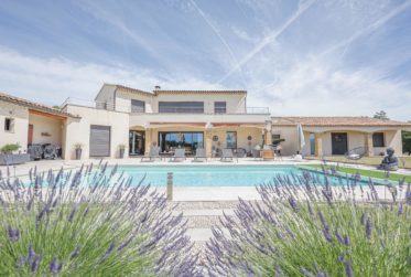 PROPRIÉTÉ CONTEMPORAINE D'EXCEPTION AVEC VUES PANORAMIQUES Au cœur du Luberon, à quelques minutes de Roussillon