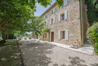 MAGNIFIQUE BASTIDE EN PIERRE AVEC VUES PANORAMIQUES ET PISCINE CHAUFFÉE À proximité de Roussillon – Au cœur du Luberon