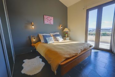 PROPRIÉTÉ CONTEMPORAINE D'EXCEPTION AVEC VUES PANORAMIQUES Au cœur du Luberon, à quelques minutes de Roussillon