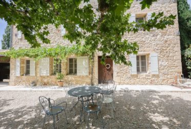 MAGNIFIQUE BASTIDE EN PIERRE AVEC VUES PANORAMIQUES ET PISCINE CHAUFFÉE À proximité de Roussillon – Au cœur du Luberon