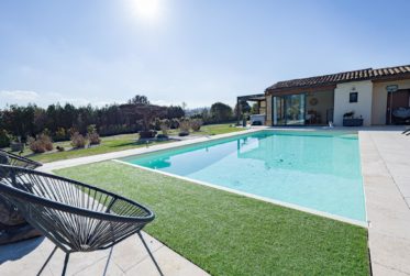 PROPRIÉTÉ CONTEMPORAINE D'EXCEPTION AVEC VUES PANORAMIQUES Au cœur du Luberon, à quelques minutes de Roussillon
