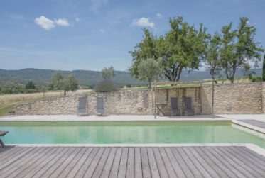 MAGNIFIQUE BASTIDE EN PIERRE AVEC VUES PANORAMIQUES ET PISCINE CHAUFFÉE À proximité de Roussillon – Au cœur du Luberon