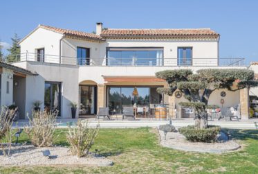 PROPRIÉTÉ CONTEMPORAINE D'EXCEPTION AVEC VUES PANORAMIQUES Au cœur du Luberon, à quelques minutes de Roussillon