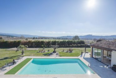 PROPRIÉTÉ CONTEMPORAINE D'EXCEPTION AVEC VUES PANORAMIQUES Au cœur du Luberon, à quelques minutes de Roussillon